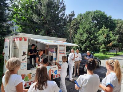 Překvapení v podobě sladkého osvěžení čekalo na zdravotníky AGEL Hornické polikliniky v Ostravě