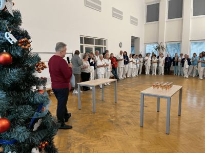 V AGEL Hornické poliklinice v centru Ostravy se slavnostně rozsvítil vánoční strom